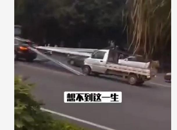 面包车拉钢筋上路，急刹后钢筋贯穿车体，让人惋惜