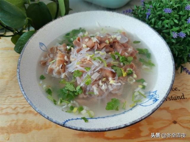 羊肉片别只会涮着吃，和这个食材是绝配，做成汤，营养味美又下饭