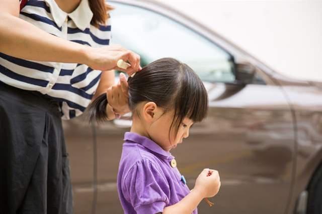 孩子一回家就说头疼，解开幼儿园老师给娃扎的辫子，宝妈心疼不已