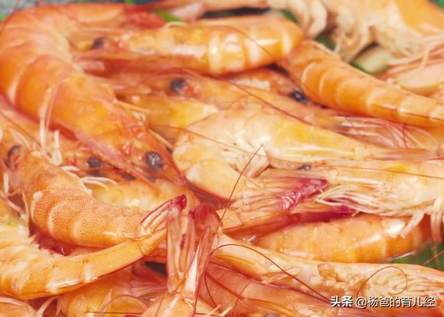 基围虾这样做太美味，简单一焖就能吃，营养又解馋，孩子特喜欢