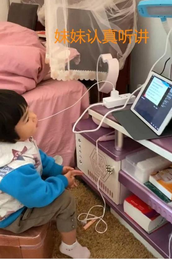 【你的育儿经】2岁妹妹替哥哥上网课、写作业，网友：全网最操心的“尿不湿”