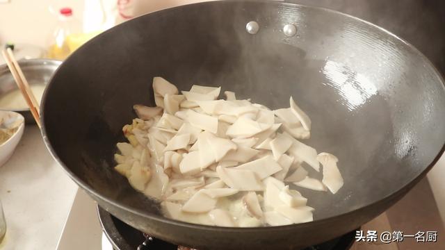 杏鲍菇怎样做才好吃？大厨教你小技巧，鲜香滑嫩，下酒又下饭