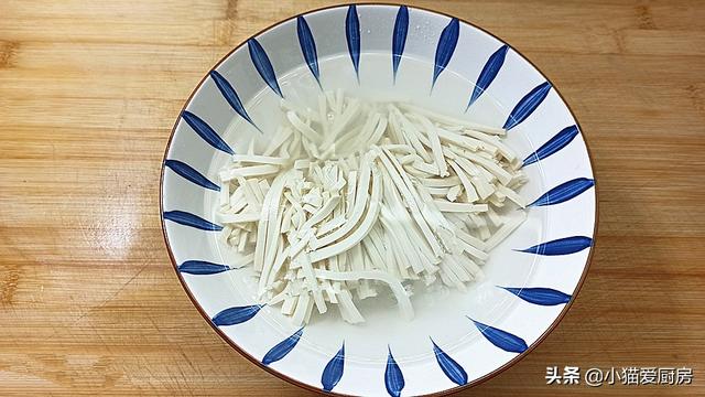 天冷了给家人做一锅酸辣汤，做法简单，暖胃驱寒，成本只需5元钱