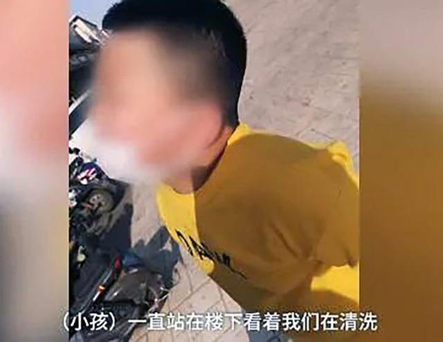 超级宝妈▲熊孩子高空“泼墨”全楼遭殃，父母高级“洗白”，网友纷纷点赞