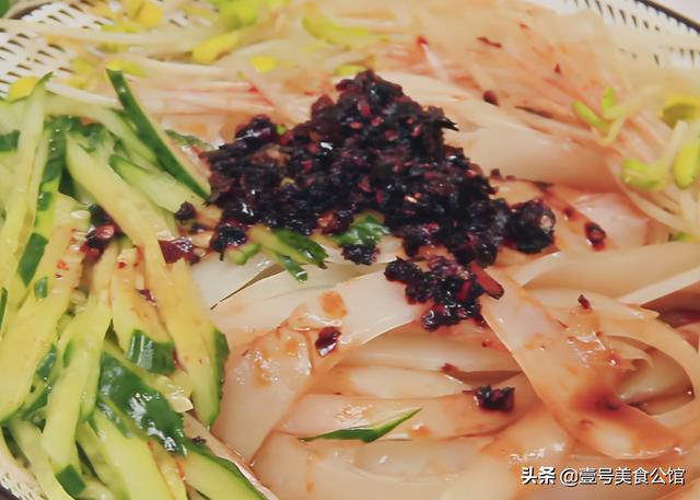 想吃凉皮不用买，学会这招，现做现吃，Q弹爽滑又美味，真解馋