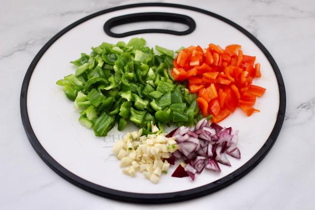 鸡胸肉只能做炸鸡排才好吃吗？教你1道双椒鸡丁，低脂营养，特香