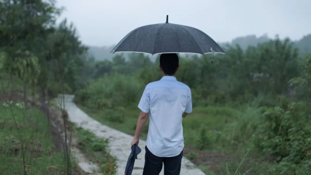 《致敬——默默前行的扶贫人》