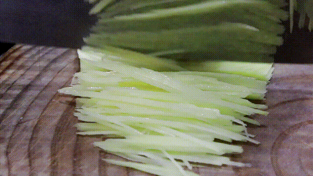 土豆丝到底怎么做才好吃？河南人冬天时就爱简单蒸一蒸