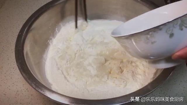 懒人凉皮想要好吃，可不是直接调面糊那么简单，教你正确做法，香