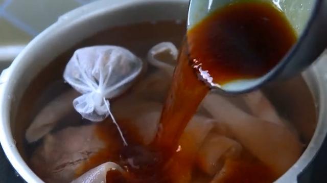 五香卤牛肉怎么做？比例和配方告诉你，牛肉红润油亮，酥烂鲜香