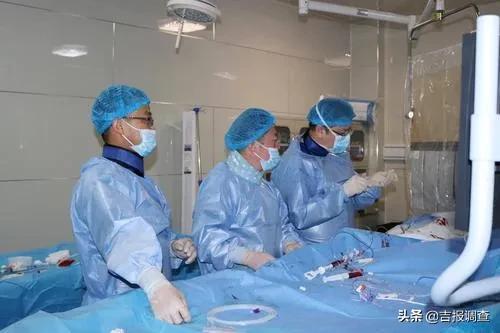 80岁老人突发心梗反复室颤，长春中医药大学附属医院医生电除颤17次成功救命