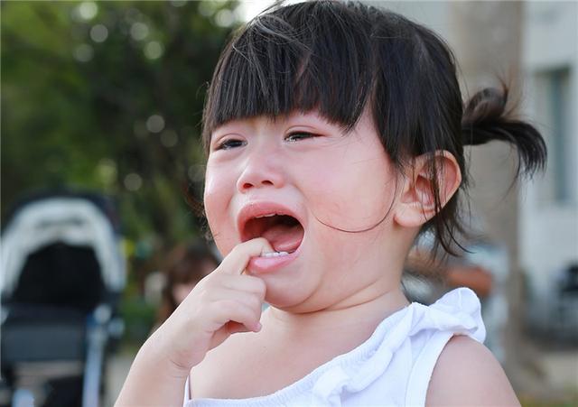 超级宝妈|孩子经常用哭闹要挟该咋办？李玫瑾：做好4个基本原则，事半功倍