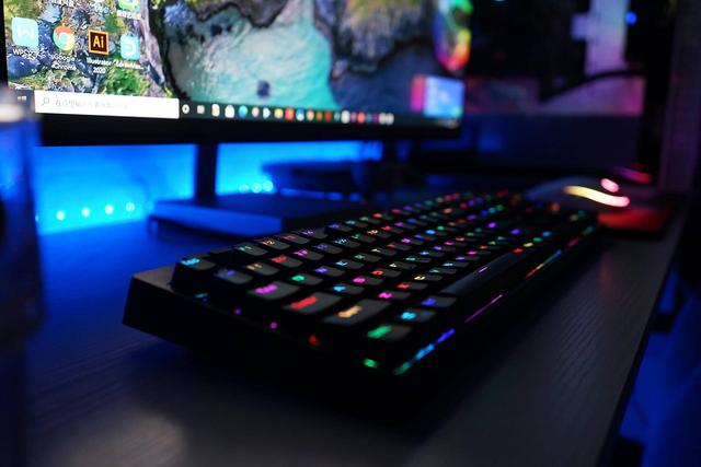 超频三GI801黑曼巴机械键盘：可轻松换轴，RGB灯效太爽了