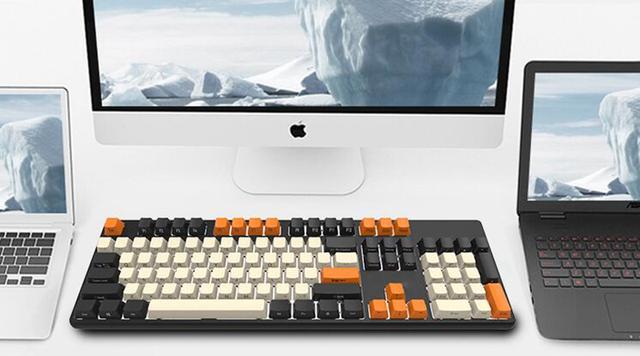 这把键盘让人想起曾经的校园时光，以及老师那精准的“小李飞刀”