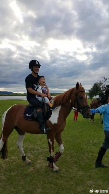 资讯早知道|吴所谓送吴京父亲节礼物 折纸衬衫配长领带很用心