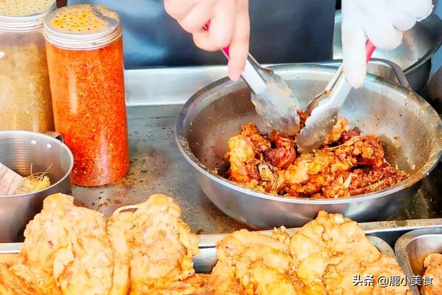 街边小吃炸鸡架骨，15块一斤送半斤亏本营销，到底用啥肉制作？