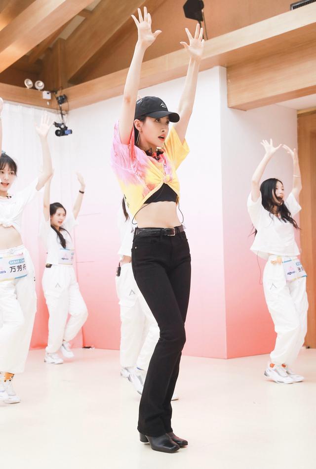 时尚探究社33岁的导师宋茜，一身炫酷西装帅气亮相，轻熟风造型展现气场魅力