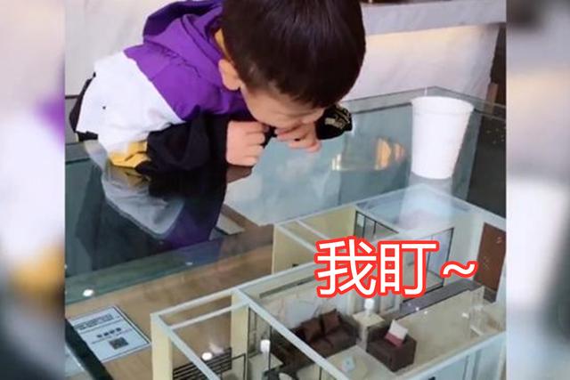 天使宝贝▲宝宝在售楼处盯着沙盘不动，爸爸走近后无法淡定，这孩子太聪明了