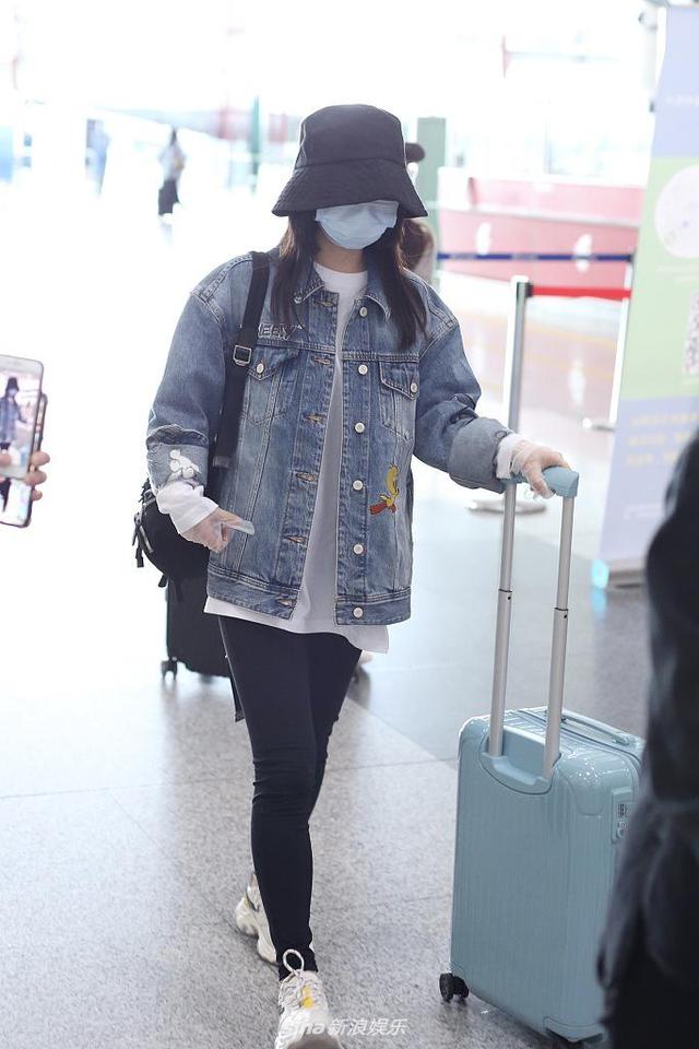 中国青年网■谭松韵穿小黄鸭牛仔衣可爱减龄 似清纯学生妹