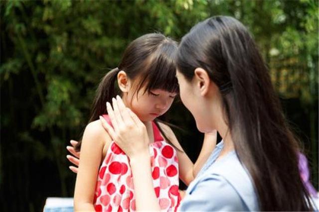 【超级宝妈】孩子父亲穿工作服开家长会，被其他家长嘲笑：真丢孩子的脸
