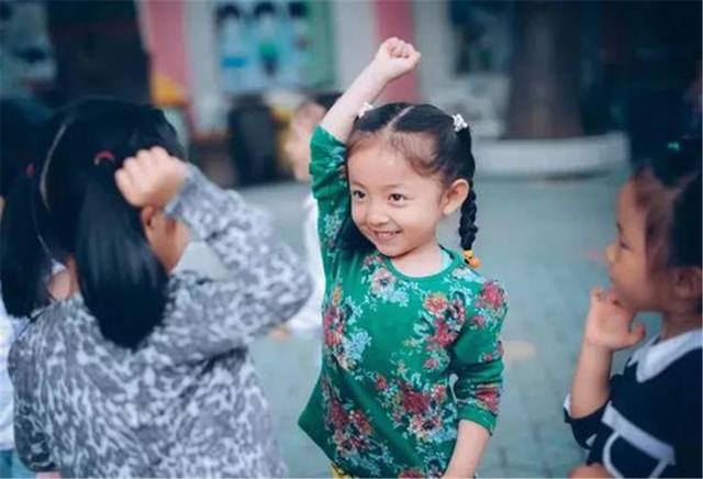 『超级宝妈』孩子打闹让人头疼?育儿专家:爱打闹的孩子更聪明,家长别管太紧