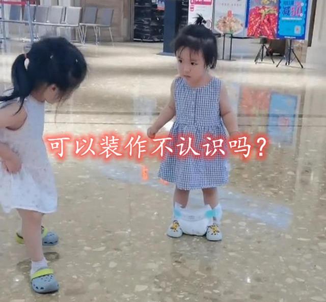 一家四口儿|萌娃逛街“节操”掉一地，同行小伙伴一脸嫌弃，过来人：兜不住了