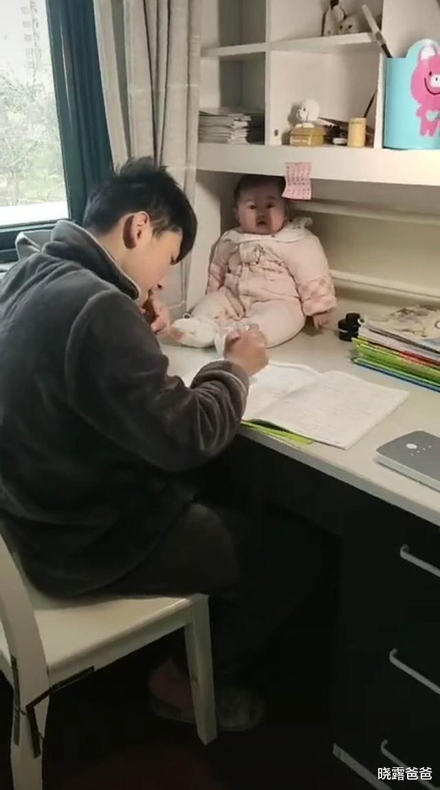 你的育儿经：哥哥做试卷遇到难题,把妹妹拎来当“吉祥物”,妹妹乖巧萌翻众人