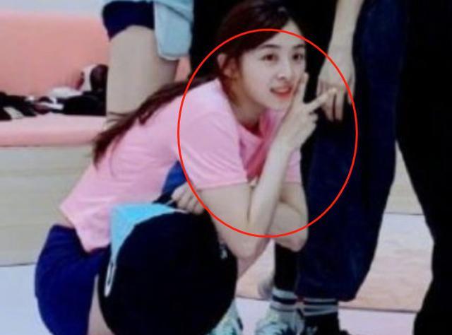 寸寸旧时光|姐姐们练舞晒合照，互相搭肩亲密十足，角落里的张含韵却让人心疼