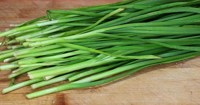 韭菜鸡蛋饺子，很多人都错了，记住正确调馅方法，韭菜鲜嫩不出水