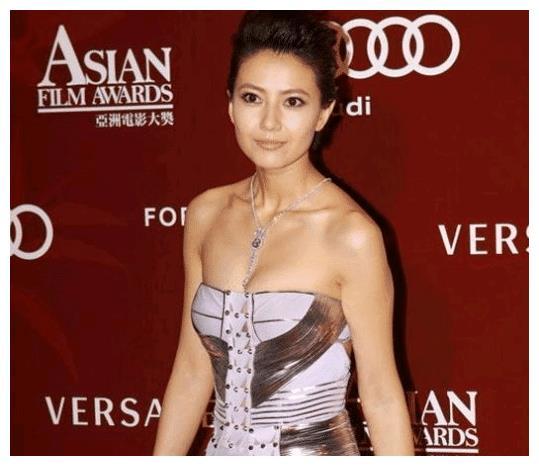 晚巷|高圆圆“真人”长啥样？当未修图曝光，网友：赵又廷是怎么过的？