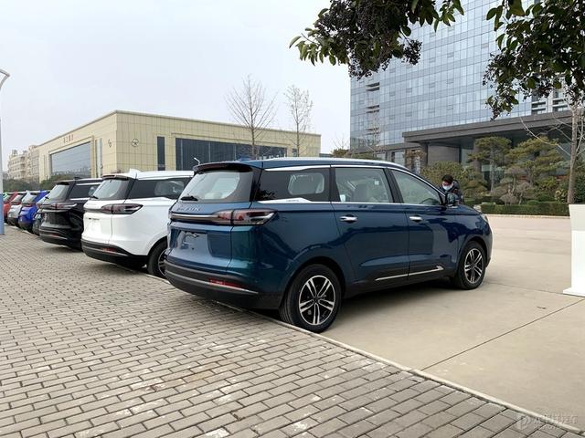 纯电MPV+小型SUV 大运两款新车亮相