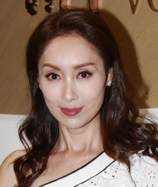 郭可盈这状态也太好了吧,穿斜肩装秀骨感身材,49岁还有婴儿肌