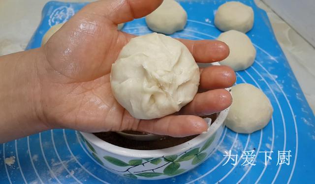 在家面粉别炸油条了，开水一烫，比蛋糕烧饼还香，真的非常美味