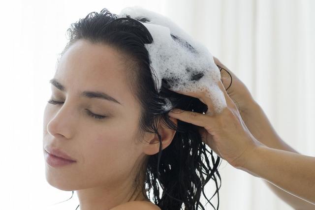 湿着头发睡觉的5大危害？再晚也要吹干再睡，建议改掉这个坏习惯