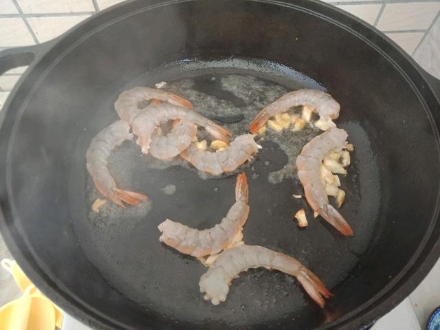 虾仁西芹，炒这种清淡菜的时候，牢记3点，做出来颜色鲜艳还鲜美