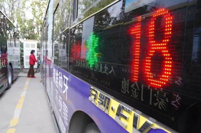 中国经营报@合肥18路公交车，你肿么了？