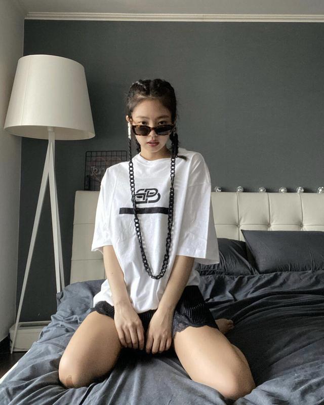 最时尚“千面美少女”Jennie,一身露背西装造型现身,超模身材惹人羡