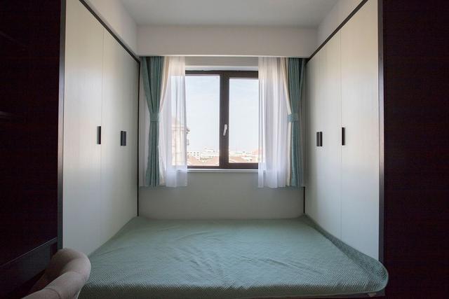 103m2堪称收纳满分典范，飘窗、榻榻米和全屋定制柜，储物大5倍