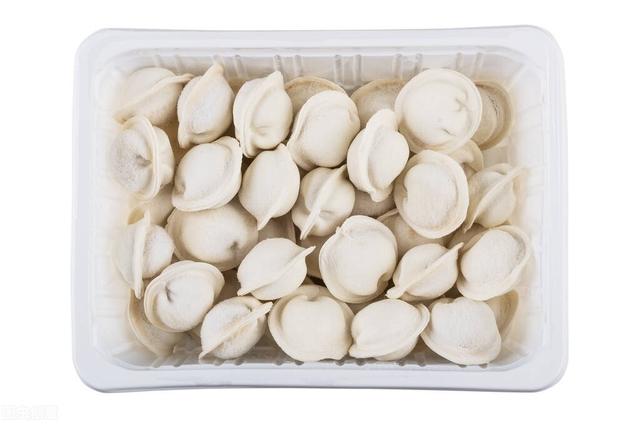 饺子包好后，不能直接放冰箱，学会这个保存方法，不破皮不粘连