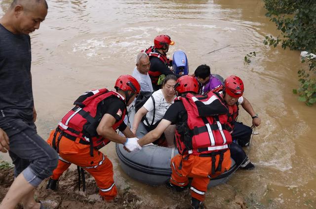 痛心郑州暴雨已致51人遇难直击上海救援队转移河南新乡被困村民