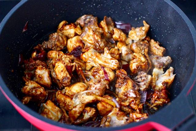 黄焖鸡在家就能轻松做，撑起一个店的菜，牢记3点，就能随手做