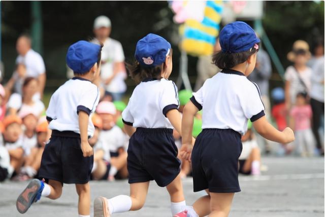 女儿在幼儿园弄丢金项链，宝妈想搜身被老师拒绝：不想退园就别闹