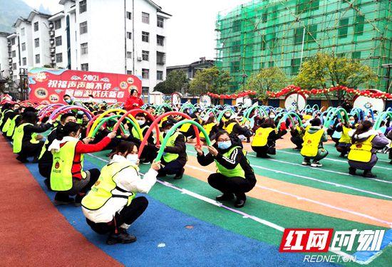 武陵源区机关幼儿园举行画展暨亲子游戏活动