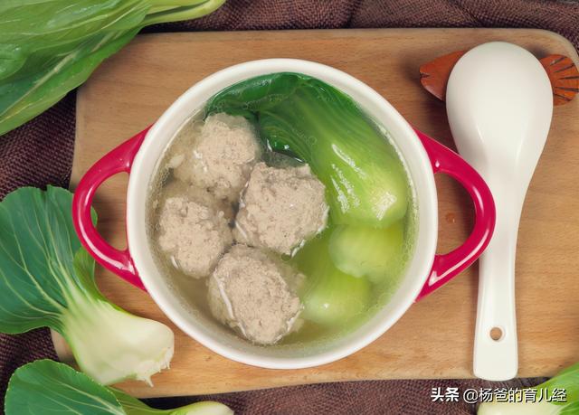 孩子爱吃的青菜肉圆汤，鲜嫩多汁，好吃营养，解馋又美味的汤羹