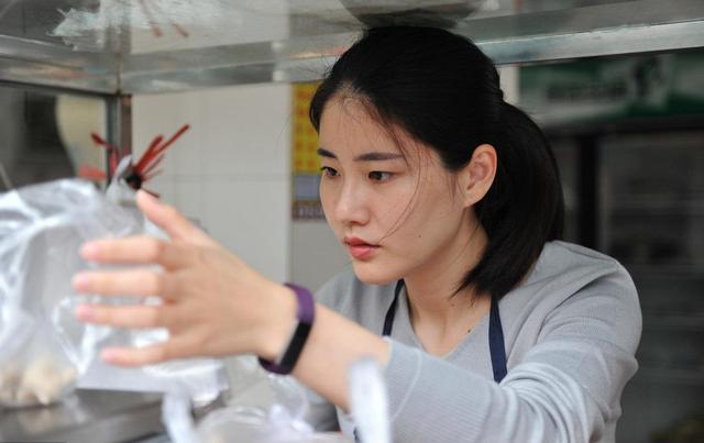 宝妈生了三个孩子，结婚六年一直生孩子带孩子，幸亏老公能挣钱