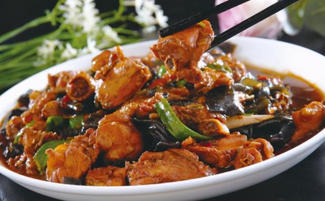 炖鸡肉，直接炖还是先焯水？都不对，掌握3窍门，肉嫩汤鲜还不腥