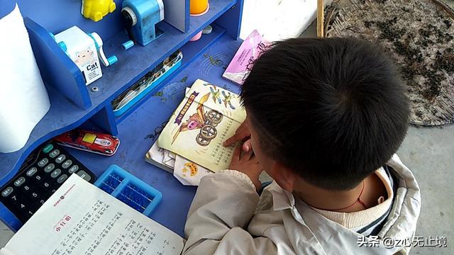 「超级宝妈」春天 在家教小孩读书写字