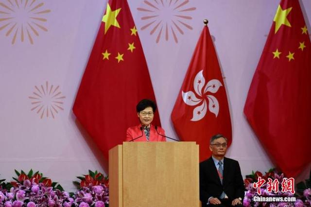 数十名戴着印有"中国梦"字样红色口罩,身穿"香江情 中国心"字样短袖衫