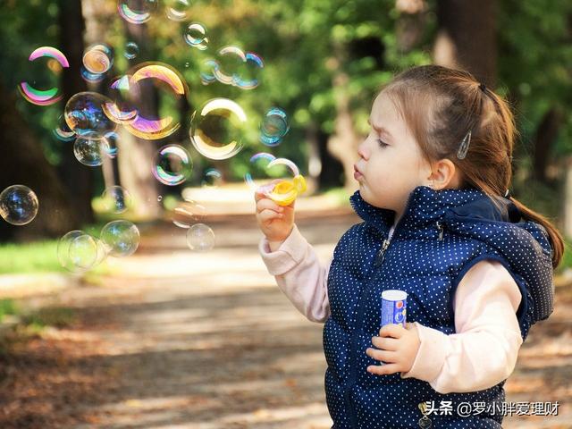 #超级宝妈#婆婆嫌请保姆费用太高，要求把钱给她并帮忙带孩子，该怎么办？