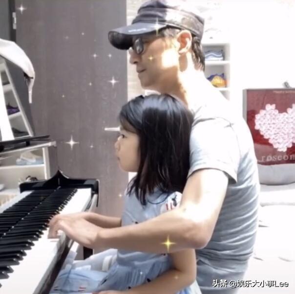 退场|女儿弹钢琴章子怡掌镜，汪峰手把手教女儿弹琴，为默契竖大拇指